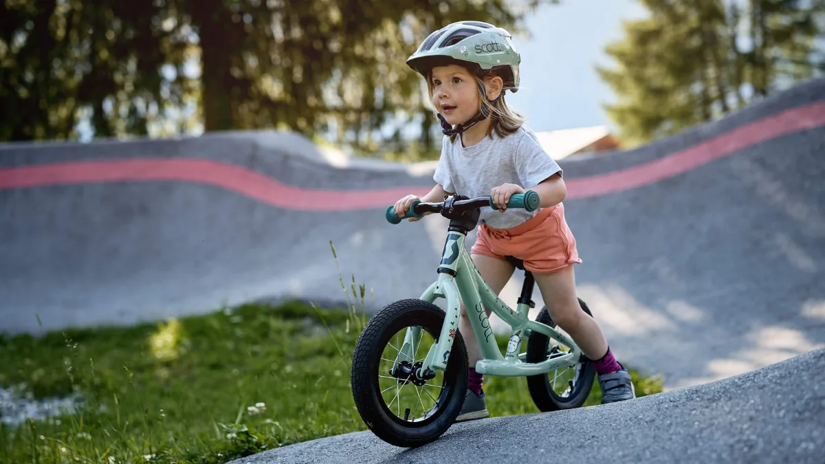 Enfant à vélo à Genève