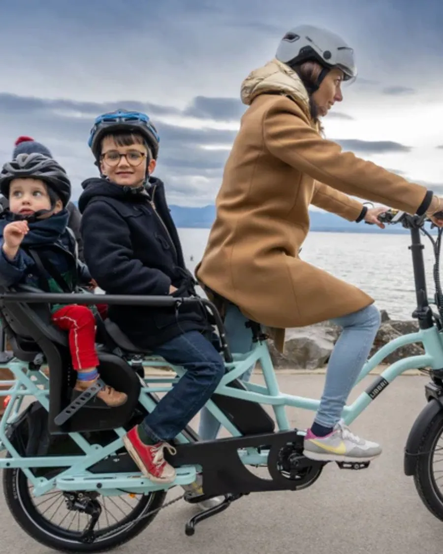 Vélo cargo électrique avec enfants à bord à Genève